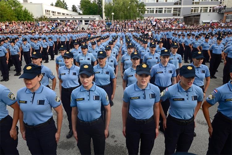 Slika /PU_VS/Svasta/prisega - natječaj za policajca.jpg